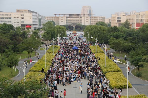 米兰·体育_米兰(中国)的“大四一条街”（组图）